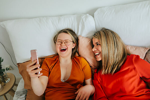Auf der weißen Couch spielen die brünetten Lesben Auf der weißen Couch spielen die brünetten Lesben