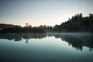Drone recording of the Koglweiher in Ellbach, Upper Bavaria, in the autumnal morning mood