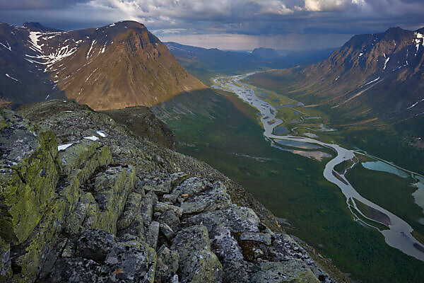 Bildagentur Mauritius Images Sverige Lappland Sarek Nationalpark Rapaatno River Toward Mount Biellorieppe And Skoarki