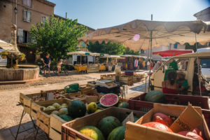 Market stall with melons at a weekly market in Salasc, Lac du Salagou (Herault), Okzitanien, France Market stall with melons at a weekly market in Salasc, Lac du Salagou (Herault), Okzitanien, France