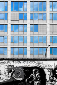 Ein Stück der Berliner Mauer an der East Side Gallery mit einem Kosmonauten und einem modernen Gebäude im Hintergrund, Ein Stück der Berliner Mauer an der East Side Gallery mit einem Kosmonauten und einem modernen Gebäude im Hintergrund,