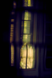 altes Fenster in einem Herrenhaus mit Fensterladen geschlossen im Gegenlicht und Sonne unscharf altes Fenster in einem Herrenhaus mit Fensterladen geschlossen im Gegenlicht und Sonne unscharf