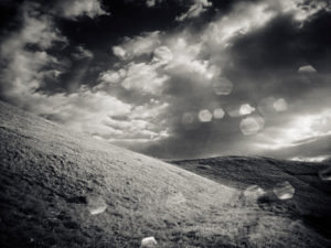 Berg mit Wiese Wolken und Sonne, schwarz-weiß Berg mit Wiese Wolken und Sonne, schwarz-weiß
