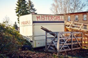 alter Imbisswagen, geschlossen, Müll, Holzreste, Sonnenschein alter Imbisswagen, geschlossen, Müll, Holzreste, Sonnenschein