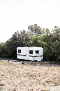 Alter Wohnwagen an einem Waldstück, Müll, Plastik Alter Wohnwagen an einem Waldstück, Müll, Plastik