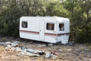 Alter Wohnwagen an einem Waldstück, Müll, Plastik Alter Wohnwagen an einem Waldstück, Müll, Plastik