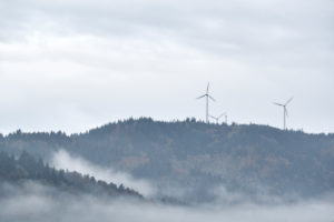 drei Windräder auf einem Berg im Schwarzwald, Wald, Regen und Nebel drei Windräder auf einem Berg im Schwarzwald, Wald, Regen und Nebel