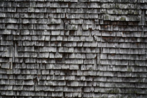 alte Schindeln, grau und verwittert an einem Holzhaus im Schwarzwald, Detail alte Schindeln, grau und verwittert an einem Holzhaus im Schwarzwald, Detail