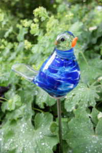 Gartendekoration aus Glas, blauer Vogel als Gartenstecker Gartendekoration aus Glas, blauer Vogel als Gartenstecker