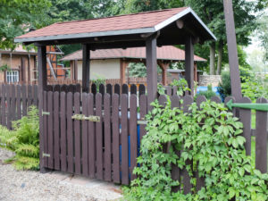 Mülltonnen-Überdachung aus Holz Mülltonnen-Überdachung aus Holz