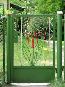 Gartenpforte aus Metall mit dem Tulpenmotiv Gartenpforte aus Metall mit dem Tulpenmotiv