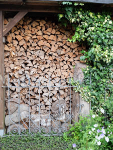 Brennholz gestapelt an der Hauswand Brennholz gestapelt an der Hauswand