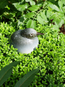 Gartendekoration aus Keramik, Vogel im Buchsbaumkugel Gartendekoration aus Keramik, Vogel im Buchsbaumkugel