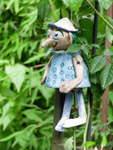Märchenhafte Figur mit langer Nase aus Ton als Gartendekoration Märchenhafte Figur mit langer Nase aus Ton als Gartendekoration