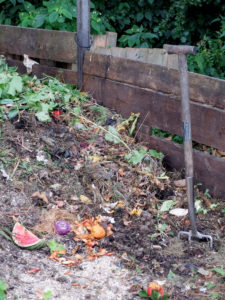 Abfälle aus der Küche und Garten auf dem Kompost Abfälle aus der Küche und Garten auf dem Kompost