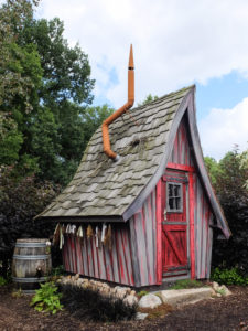 Schiefes Hexenhaus aus Holz im Garten Schiefes Hexenhaus aus Holz im Garten