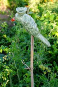 Gartendekoration aus Ton, Vogel als Gartenstecker Gartendekoration aus Ton, Vogel als Gartenstecker