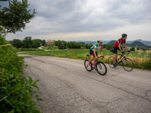 Zwei Rennradfahrer auf Tour im Apennin auf einer einsamen Bergstraße in der Nähe von Verucchio, Provinz Rimini in der Region Emilia-Romagna Zwei Rennradfahrer auf Tour im Apennin auf einer einsamen Bergstraße in der Nähe von Verucchio, Provinz Rimini in der Region Emilia-Romagna