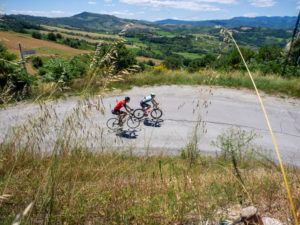 Zwei Rennradfahrer auf Tour im Apennin auf einer einsamen Bergstraße in der Nähe von Savignano di Rigo Provinz Rimini in der Region Emilia-Romagna Zwei Rennradfahrer auf Tour im Apennin auf einer einsamen Bergstraße in der Nähe von Savignano di Rigo Provinz Rimini in der Region Emilia-Romagna