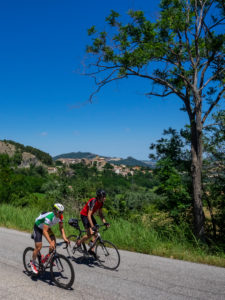 Zwei Rennradfahrer auf Tour im Apennin auf einer einsamen Bergstraße in der Nähe von Talamello, Provinz Rimini in der Region Emilia-Romagna. Zwei Rennradfahrer auf Tour im Apennin auf einer einsamen Bergstraße in der Nähe von Talamello, Provinz Rimini in der Region Emilia-Romagna.
