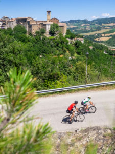 Zwei Rennradfahrer auf Tour im Apennin auf einer einsamen Bergstraße in der Nähe von Talamello, Provinz Rimini in der Region Emilia-Romagna. Zwei Rennradfahrer auf Tour im Apennin auf einer einsamen Bergstraße in der Nähe von Talamello, Provinz Rimini in der Region Emilia-Romagna.