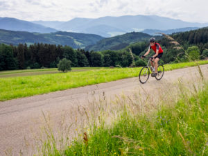 Rennradfahrer am Schillingerberg, Mittlerer Schwarzwald, im Hintergrund das Kandelmassiv. Rennradfahrer am Schillingerberg, Mittlerer Schwarzwald, im Hintergrund das Kandelmassiv.