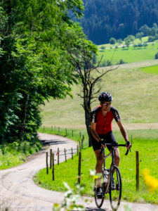 Rennradfahrer auf schmaler Bergstraße im Mittleren Schwarzwald, Gemeinde Biederbach, Baden-Württemberg Rennradfahrer auf schmaler Bergstraße im Mittleren Schwarzwald, Gemeinde Biederbach, Baden-Württemberg