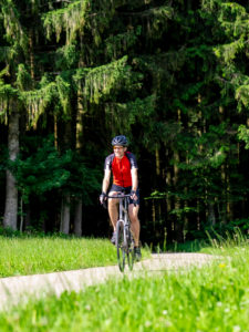 Rennradfahrer auf schmaler Bergstraße im Mittleren Schwarzwald, Gemeinde Biederbach, Baden-Württemberg Rennradfahrer auf schmaler Bergstraße im Mittleren Schwarzwald, Gemeinde Biederbach, Baden-Württemberg