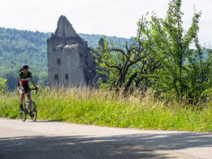 Rennradfahrer auf schmaler Bergstraße im Mittleren Schwarzwald, bei Emmendingen, Baden-Württemberg Rennradfahrer auf schmaler Bergstraße im Mittleren Schwarzwald, bei Emmendingen, Baden-Württemberg