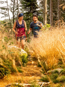 Wandern auf dem Zweitälersteig, schmaler Pfad an der Schwedenschanze, Rohrhardsberg Wandern auf dem Zweitälersteig, schmaler Pfad an der Schwedenschanze, Rohrhardsberg