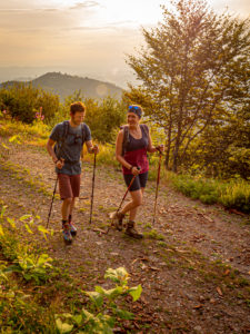 Wandern auf dem Zweitälersteig, Wanderweg beim Tafelweg, Blick nach Westen Richtung Hörnleberg mit Hörnlebergkapelle, ganz im Hintergrund die Vogesen Wandern auf dem Zweitälersteig, Wanderweg beim Tafelweg, Blick nach Westen Richtung Hörnleberg mit Hörnlebergkapelle, ganz im Hintergrund die Vogesen