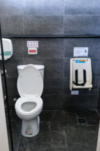 Sinnvolle Babyhalterung auf öffentlicher Toilette Sinnvolle Babyhalterung auf öffentlicher Toilette