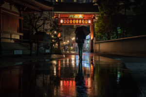 Asien, Japan, Nihon, Nippon, Tokyo, Taito, Asakusa, Person mit Schirm spaziert im Regen Asien, Japan, Nihon, Nippon, Tokyo, Taito, Asakusa, Person mit Schirm spaziert im Regen