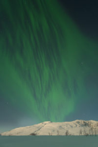 Europa, Norwegen, Troms, Tanzendes Nordlicht über Kattfjordvatnet Europa, Norwegen, Troms, Tanzendes Nordlicht über Kattfjordvatnet