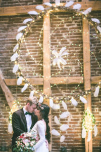 Brautpaar bei indianischer Hochzeit in Scheune Brautpaar bei indianischer Hochzeit in Scheune