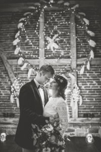 Brautpaar bei indianischer Hochzeit in Scheune Brautpaar bei indianischer Hochzeit in Scheune