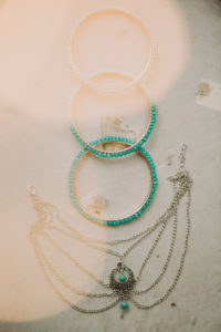 Schmuck bei alternativen Hochzeitsfeier, Armreife, Halskette, Schmuck bei alternativen Hochzeitsfeier, Armreife, Halskette,