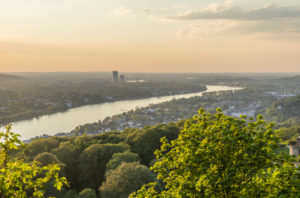 Deutschland, Nordrhein-Westfalen, Bad Honnef, Rhein, Blick Richtung Bonn am Abend Deutschland, Nordrhein-Westfalen, Bad Honnef, Rhein, Blick Richtung Bonn am Abend