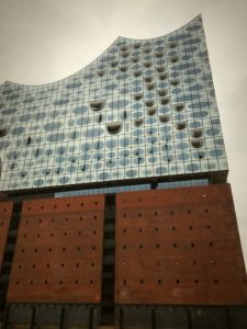Die Elbphilharmonie, das 2016 fertiggestellte Konzerthaus in Hamburg Die Elbphilharmonie, das 2016 fertiggestellte Konzerthaus in Hamburg