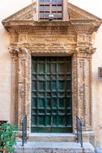 Gallipoli, Provinz Lecce, Salento, Apulien, Italien, Europa. Tür in den Gassen von Gallipoli Gallipoli, Provinz Lecce, Salento, Apulien, Italien, Europa. Tür in den Gassen von Gallipoli
