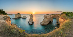 Melendugno, Provinz Lecce, Salento, Apulien, Italien, Europa. Die Faraglioni von Torre Sant' Andrea bei Sonnenaufgang Melendugno, Provinz Lecce, Salento, Apulien, Italien, Europa. Die Faraglioni von Torre Sant' Andrea bei Sonnenaufgang