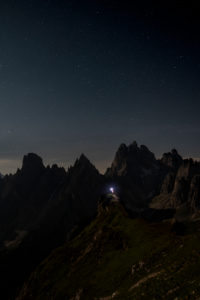 Monte Campedelle, Misurina, Auronzo di Cadore, Provinz von Belluno, Venetien, Italien, Europa. Ein Bergsteiger bewundert den Sternenhimmel über der Cadinigruppe Monte Campedelle, Misurina, Auronzo di Cadore, Provinz von Belluno, Venetien, Italien, Europa. Ein Bergsteiger bewundert den Sternenhimmel über der Cadinigruppe
