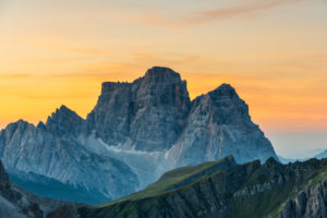 Cortina d' Ampezzo, Provinz Belluno, Veneto. Italien. Der Monte Pelmo kurz vor Sonnenaufgang Cortina d' Ampezzo, Provinz Belluno, Veneto. Italien. Der Monte Pelmo kurz vor Sonnenaufgang