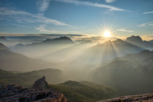 Cortina d' Ampezzo, Provinz Belluno, Veneto. Italien. Sonnenaufgang über dem Talkessel von Cortina d' Ampezzo Cortina d' Ampezzo, Provinz Belluno, Veneto. Italien. Sonnenaufgang über dem Talkessel von Cortina d' Ampezzo