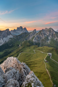 Cortina d' Ampezzo, Provinz Belluno, Veneto. Italien. Passo Giau Monte Pelmo und Monte Cernera kurz vor Sonnenaufgang Cortina d' Ampezzo, Provinz Belluno, Veneto. Italien. Passo Giau Monte Pelmo und Monte Cernera kurz vor Sonnenaufgang