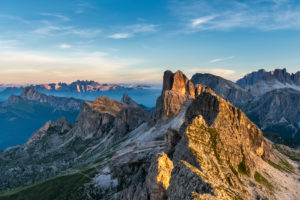 Cortina d' Ampezzo, Provinz Belluno, Veneto. Italien. Averau und Nuvolau mit der Schutzhütte bei Sonnenaufgang Cortina d' Ampezzo, Provinz Belluno, Veneto. Italien. Averau und Nuvolau mit der Schutzhütte bei Sonnenaufgang