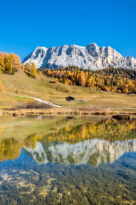 Hochabtei / Alta Badia, Provinz Bozen, Südtirol, Italien, Europa. Herbst auf den Armentarawiesen. In einem kleinen Bergsee spiegeln sich die Gipfel der Zehnerspitze und des Heiligkreuzkofel Hochabtei / Alta Badia, Provinz Bozen, Südtirol, Italien, Europa. Herbst auf den Armentarawiesen. In einem kleinen Bergsee spiegeln sich die Gipfel der Zehnerspitze und des Heiligkreuzkofel