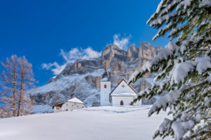 Hochabtei / Alta Badia, Provinz Bozen, Südtirol, Italien, Europa. Die Schutzhütte Heilig Kreuz Hospiz und die Wallfahrtskirche von Heilig Kreuz unter den Felswänden des mächtigen Heiligkreuzkofel Hochabtei / Alta Badia, Provinz Bozen, Südtirol, Italien, Europa. Die Schutzhütte Heilig Kreuz Hospiz und die Wallfahrtskirche von Heilig Kreuz unter den Felswänden des mächtigen Heiligkreuzkofel