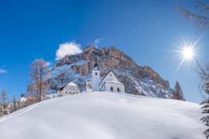 Hochabtei / Alta Badia, Provinz Bozen, Südtirol, Italien, Europa. Die Schutzhütte Heilig Kreuz Hospiz und die Wallfahrtskirche von Heilig Kreuz unter den Felswänden des mächtigen Heiligkreuzkofel Hochabtei / Alta Badia, Provinz Bozen, Südtirol, Italien, Europa. Die Schutzhütte Heilig Kreuz Hospiz und die Wallfahrtskirche von Heilig Kreuz unter den Felswänden des mächtigen Heiligkreuzkofel