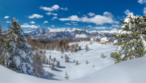 Hochabtei / Alta Badia, Provinz Bozen, Südtirol, Italien, Europa. Die Schutzhütte Heilig Kreuz Hospiz und die Wallfahrtskirche von Heilig Kreuz. Im Hintergund die Sellagruppe, die Puezgruppe, die Geislerspitzen und der Peitlerkofel Hochabtei / Alta Badia, Provinz Bozen, Südtirol, Italien, Europa. Die Schutzhütte Heilig Kreuz Hospiz und die Wallfahrtskirche von Heilig Kreuz. Im Hintergund die Sellagruppe, die Puezgruppe, die Geislerspitzen und der Peitlerkofel